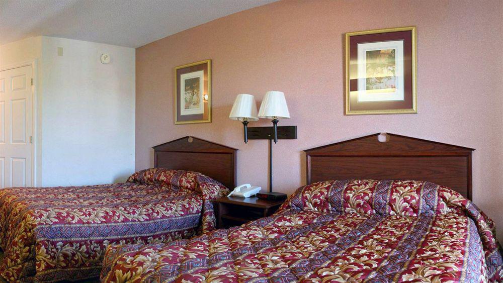 Hotel Super 8 By Wyndham Clinton Zewnętrze zdjęcie